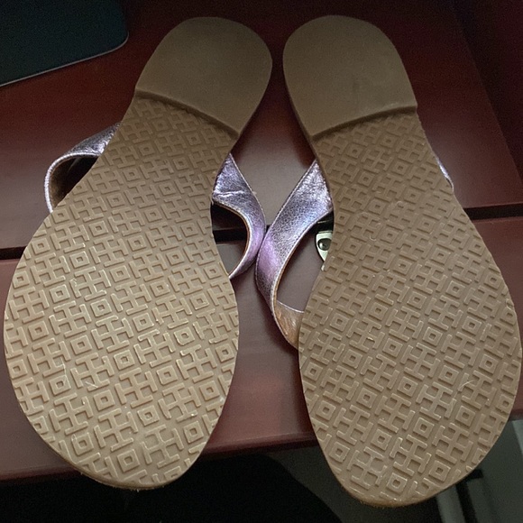 Tory Burch Thora Metallic Leather Sandals. 7M - Picture 6 of 6